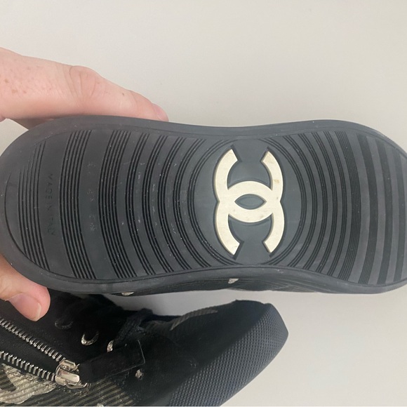 Chanel 2014 Interlocking CC Logo Sneakers - Picture 5 of 7